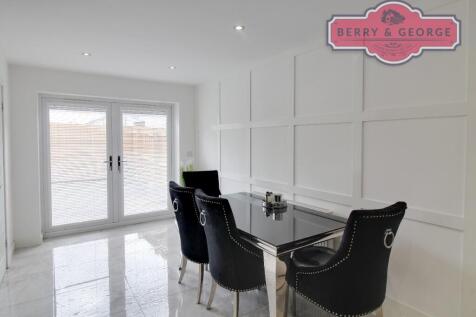 DINING / FAMILY AREA