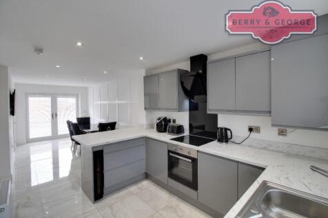 KITCHEN / BREAKFAST