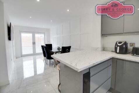 KITCHEN / BREAKFAST