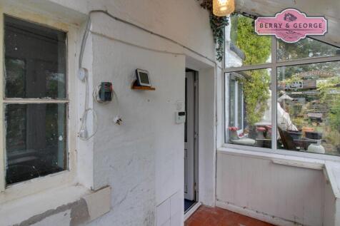 ENTRANCE PORCH 2