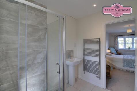 EN-SUITE SHOWER