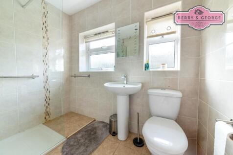 FAMILY SHOWER ROOM
