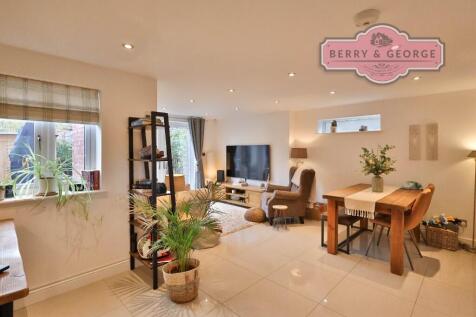 LOUNGE / FAMILY ROOM