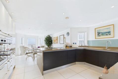 Kitchen / Dining Area