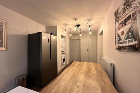 Communal Kitchen/Dining Area