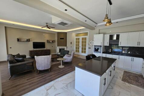 Kitchen / Lounge