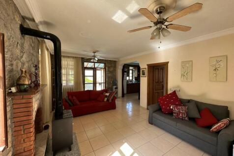 Spacious lounge