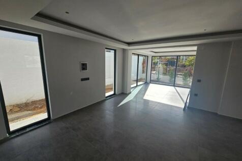 Spacious lounge