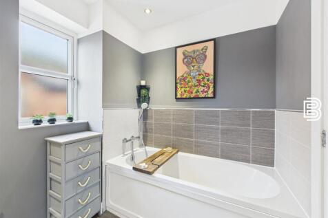Bathroom (2).jpg