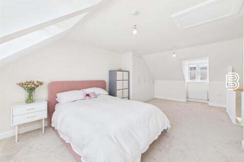 Bedroom 1 (2).jpg