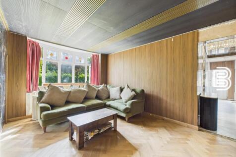 Living Room (2).jpg