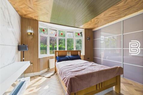 Bedroom 1 (2).jpg