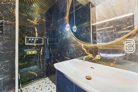 Bathroom (2).jpg