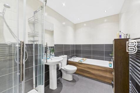 1st Floor Bathroom.jpg