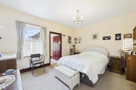 Bedroom 1.jpg