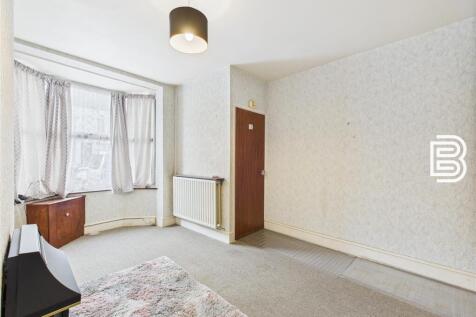 CAM03787G0-PR0136-STILL007.jpg