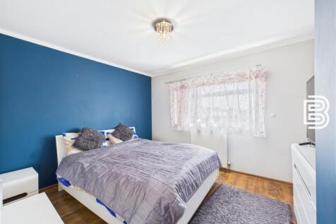 Bedroom 1.jpg