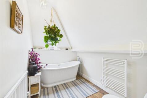 Family Bathroom (2).jpg