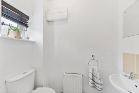GUEST CLOAKROOM