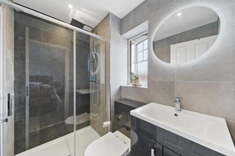 EN-SUITE SHOWER ROOM