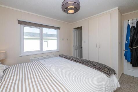 R19 MASTER BEDROOM
