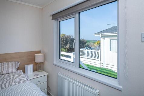 R19 MASTER BEDROOM