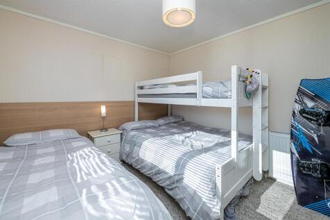 R19 BEDROOM
