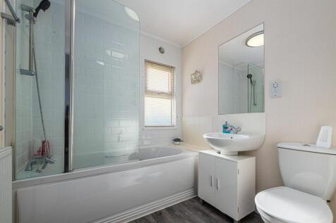 R19 BATHROOM