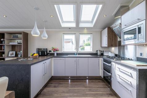 PINE-LODGES-KITCHEN-03.jpg