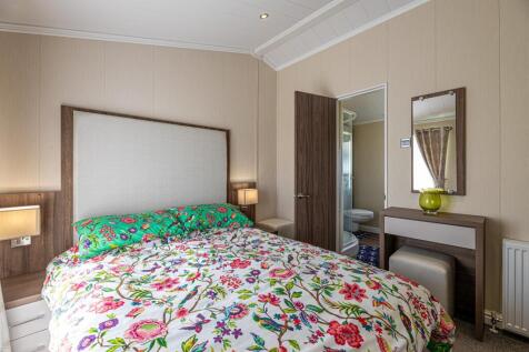 PINE-LODGES-BEDROOM-1C.jpg