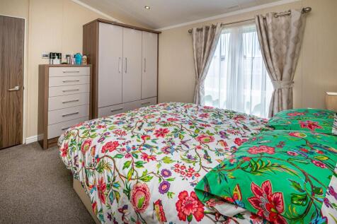PINE-LODGES-BEDROOM-1B.jpg