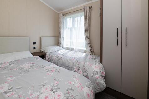 PINE-LODGES-BEDROOM-2A.jpg