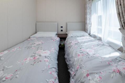 PINE-LODGES-BEDROOM-2B.jpg