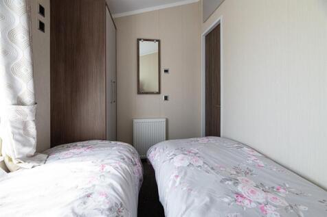 PINE-LODGES-BEDROOM-2C.jpg