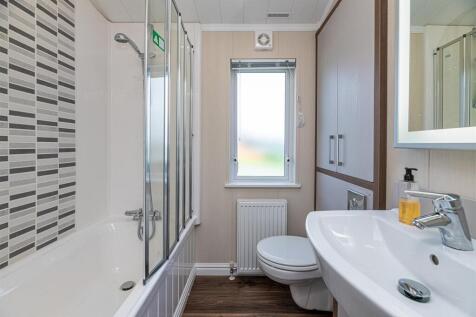 PINE-LODGES-BATHROOM-1B.jpg