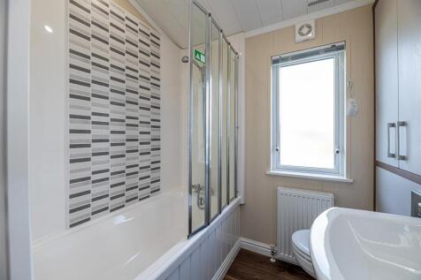 PINE-LODGES-BATHROOM-1A.jpg