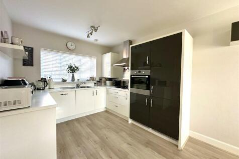 Kitchen 2.jpeg