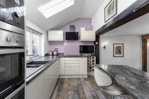 2 Kitchen.jpg