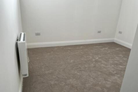 Flat 1 brooklands middle bedroom.jpg
