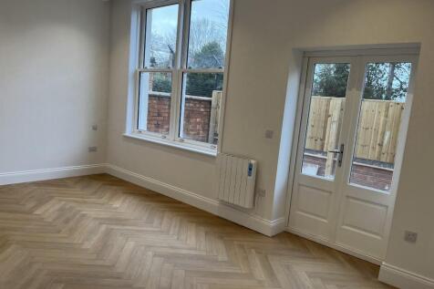 Flat 1 brooklands master bedroom.jpg