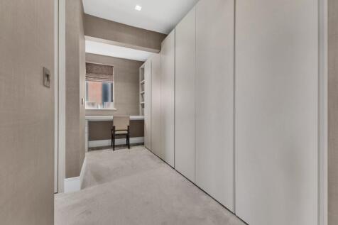 Walk-in wardrobe