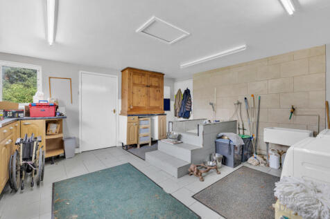 Utility/Grooming Room