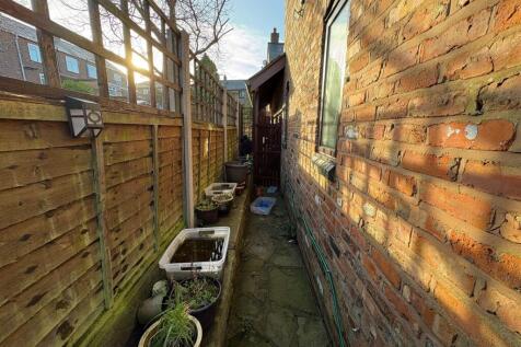 Courtyard to Carport (access)