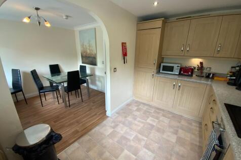 Communal Kitchen/ Dining room