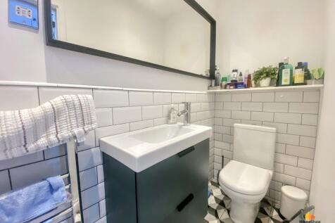 Bathroom (sharing with room 2)