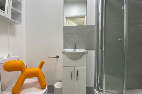 Bedroom 1 - Private Ensuite