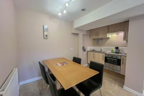 Kitchenette / Dining Area