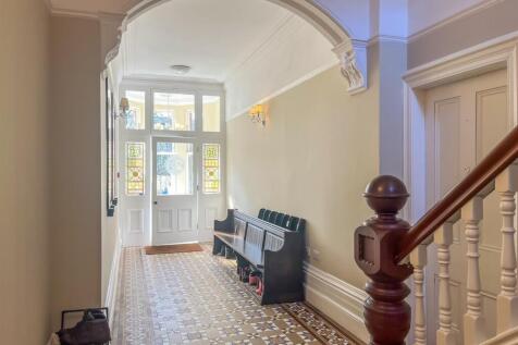 Communal Hallway &amp; Entrance