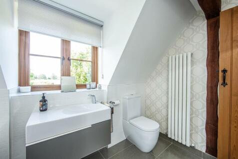 Bathroom 02.jpg