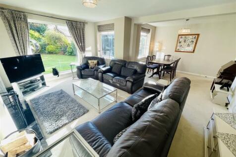 Open Plan Lounge/Dining Room